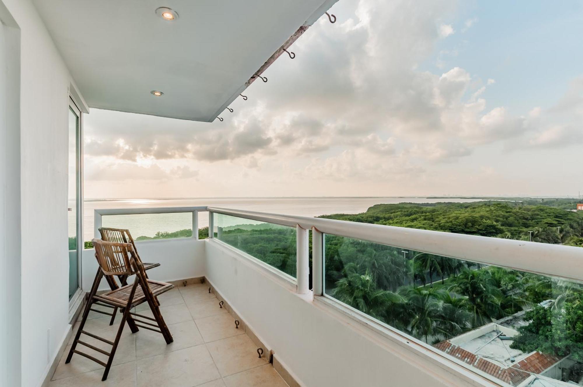 Brisas Beachfront Penthouses Cancun Exterior photo