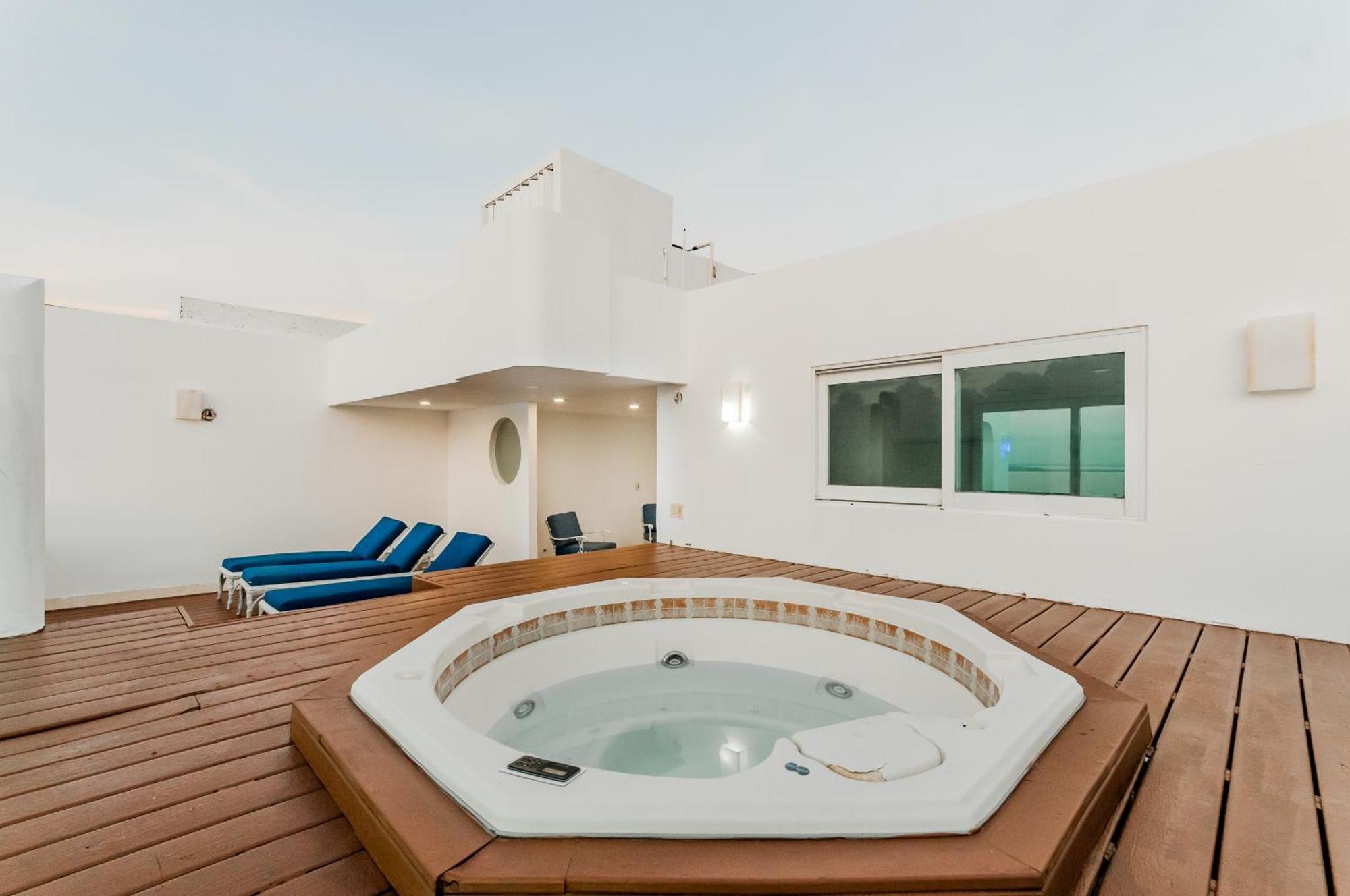 Brisas Beachfront Penthouses Cancun Exterior photo